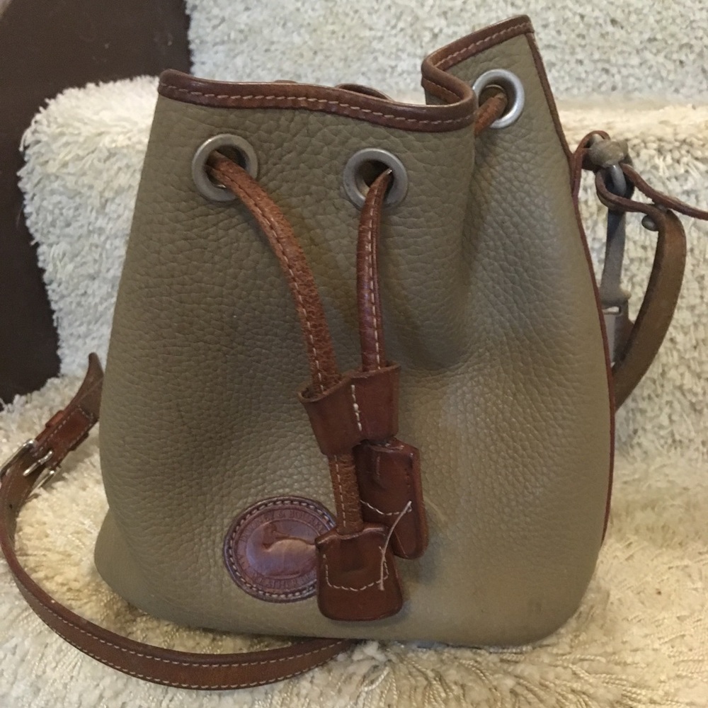 Small Dooney & Bourke tan purse